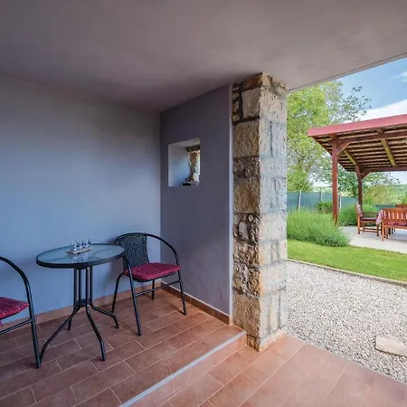 2 Bedroom Awesome In Milotski Brijeg بيت للعطل