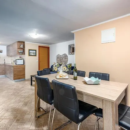 2 Bedroom Awesome In Milotski Brijeg بيت للعطل
