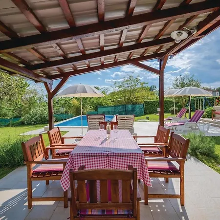 2 Bedroom Awesome Home In Milotski Brijeg Holiday home *
