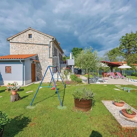 2 Bedroom Awesome Home In Milotski Brijeg Holiday home