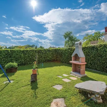 2 Bedroom Awesome Home In Milotski Brijeg Holiday home
