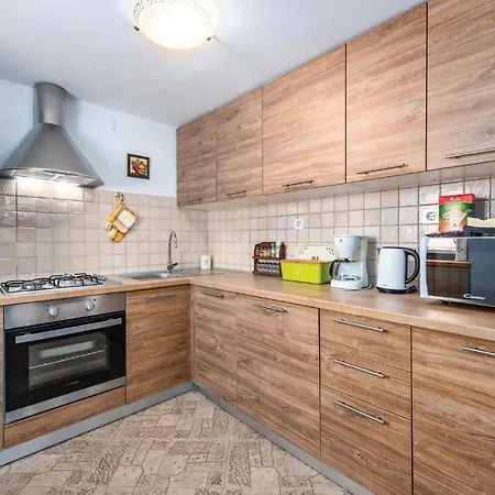 2 Bedroom Awesome Home In Milotski Brijeg