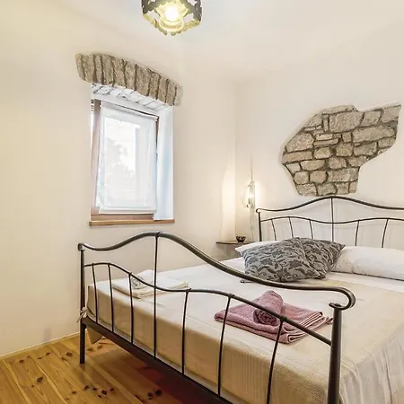 2 Bedroom Awesome Home In Milotski Brijeg Holiday home Katun Lindarski