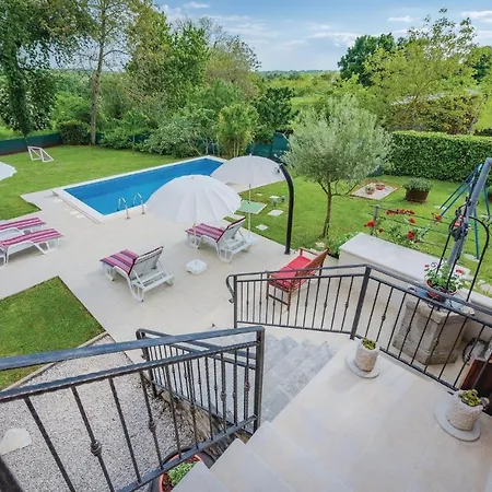 2 Bedroom Awesome Home In Milotski Brijeg Holiday home *