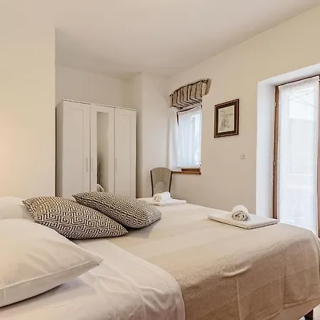 2 Bedroom Awesome Home In Milotski Brijeg Holiday home