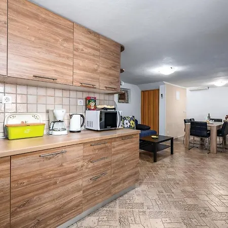 Holiday home 2 Bedroom Awesome Home In Milotski Brijeg Katun Lindarski