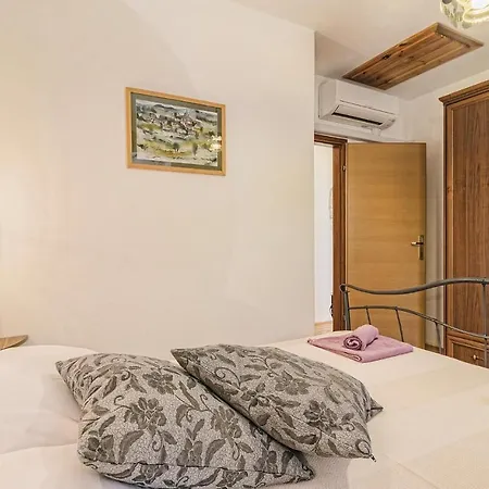 Holiday home 2 Bedroom Awesome Home In Milotski Brijeg Katun Lindarski