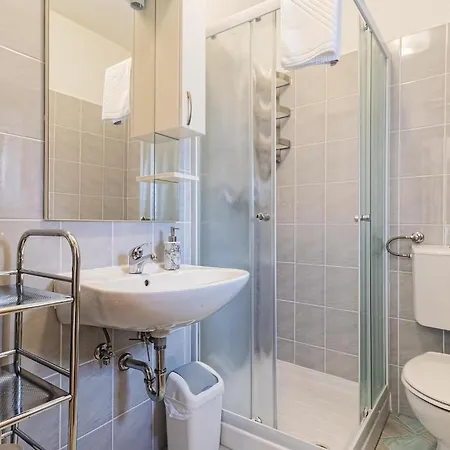 2 Bedroom Awesome Home In Milotski Brijeg *